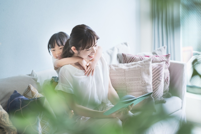 子どもに絵本を読む女性