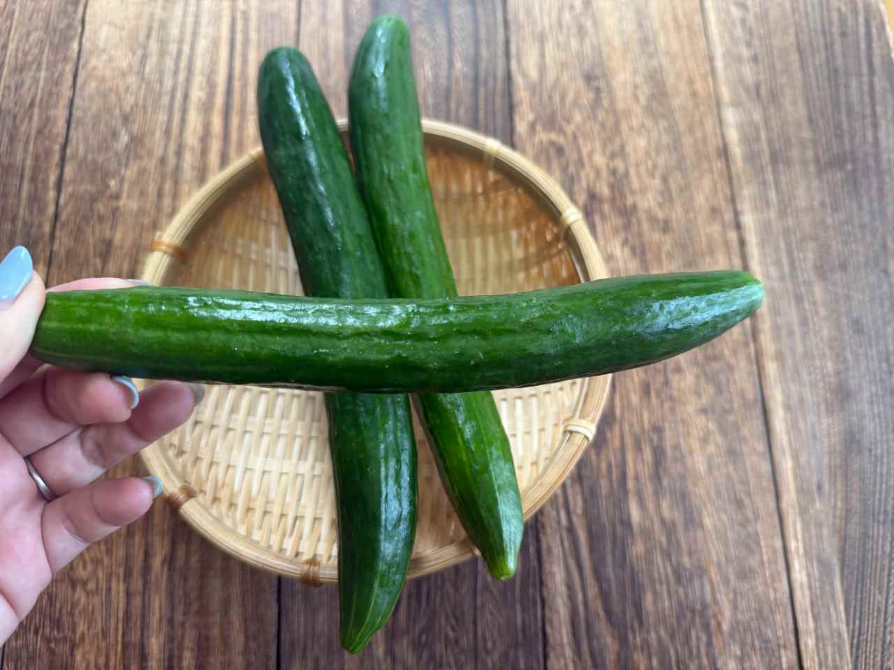 新鮮でない方のきゅうりを手にとった図