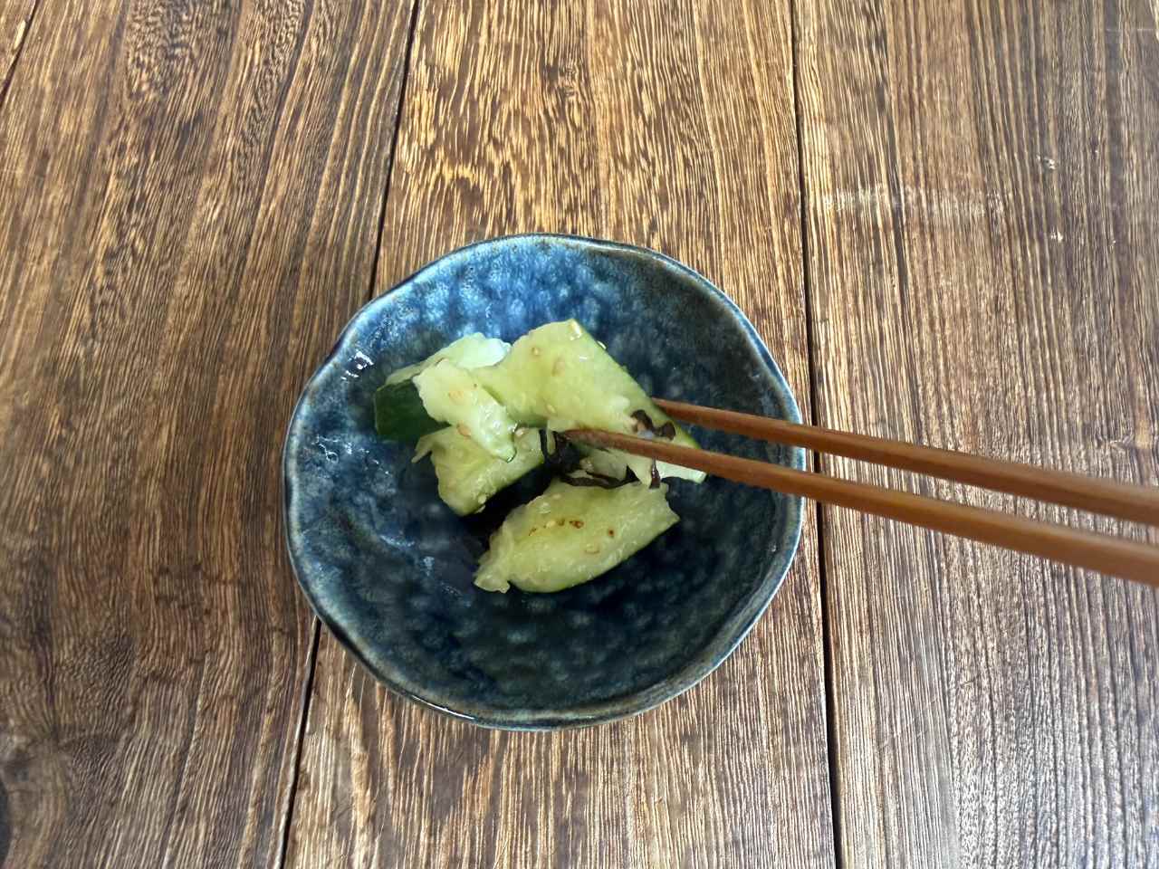 箸でつまみ上げている様子