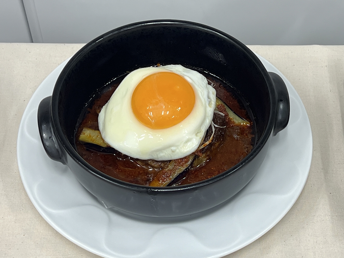 デニーズの「月見麻辣土鍋ハンバーグ」
