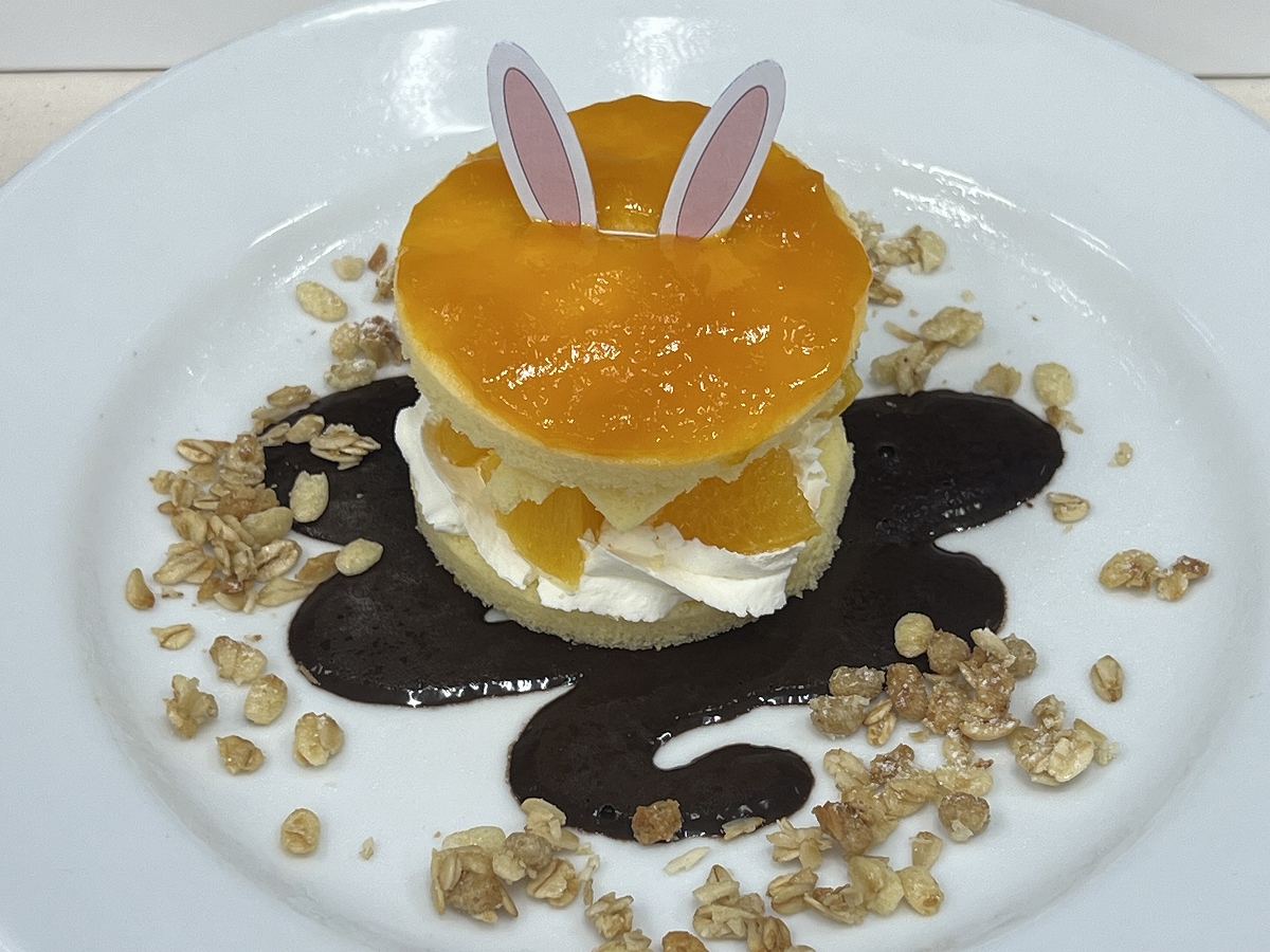 デニーズの「オレンジのショートケーキ～マンゴーソースで月に見立てて」