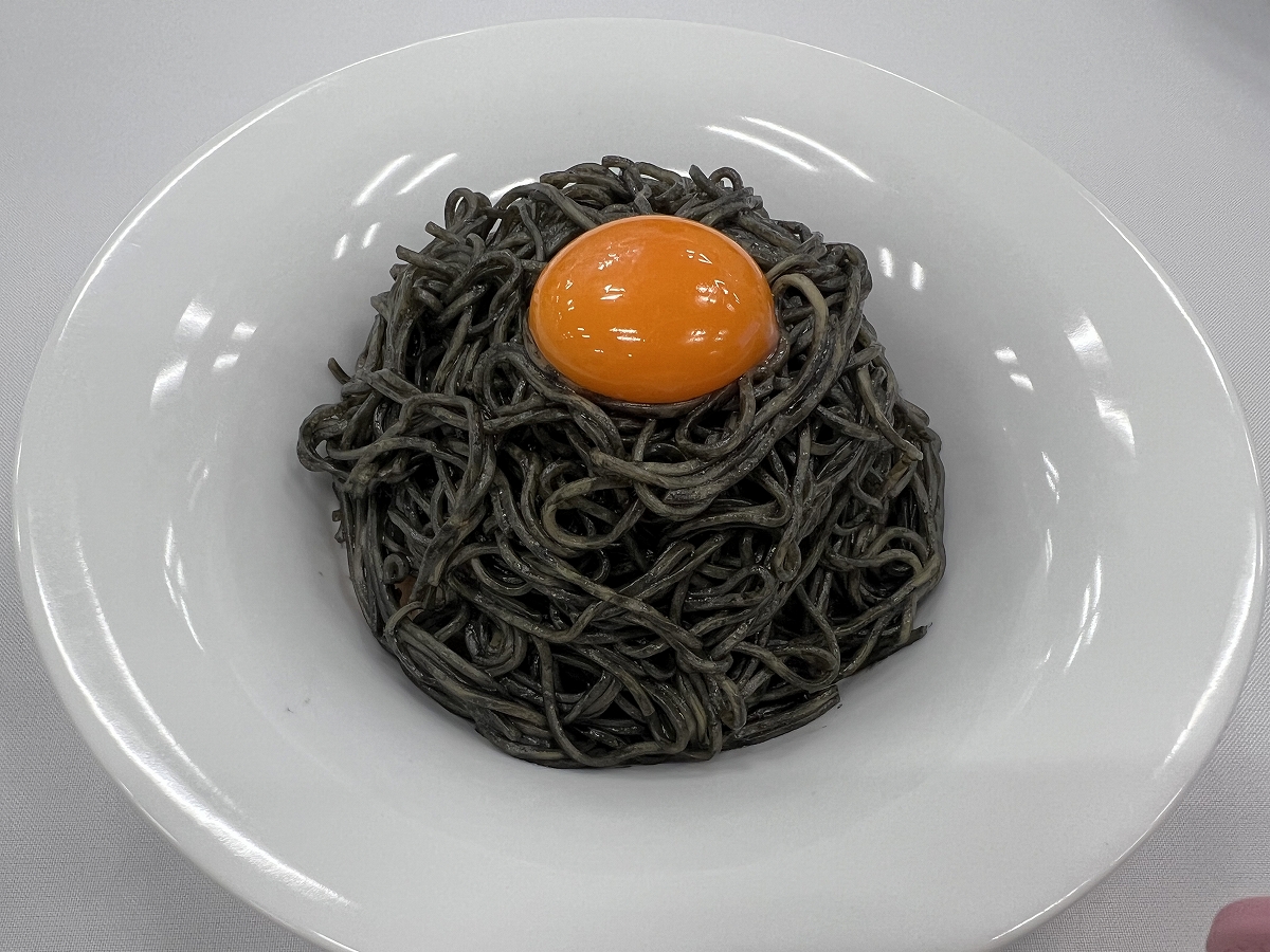 「黒麺×ガーリックライスの満月仕立て」