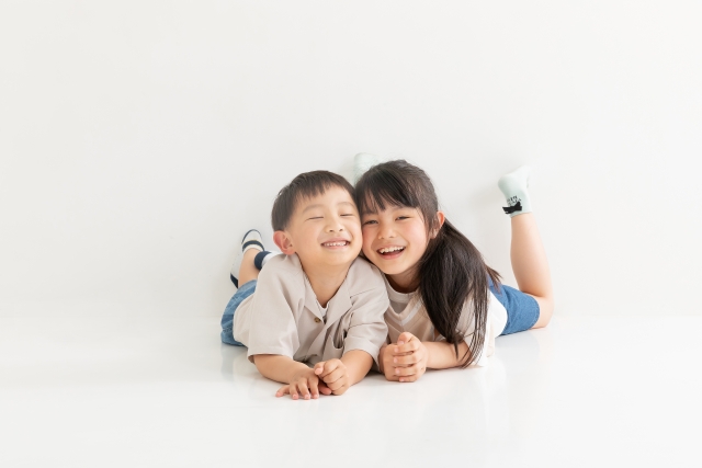 2人の子どもが寄り添っている様子