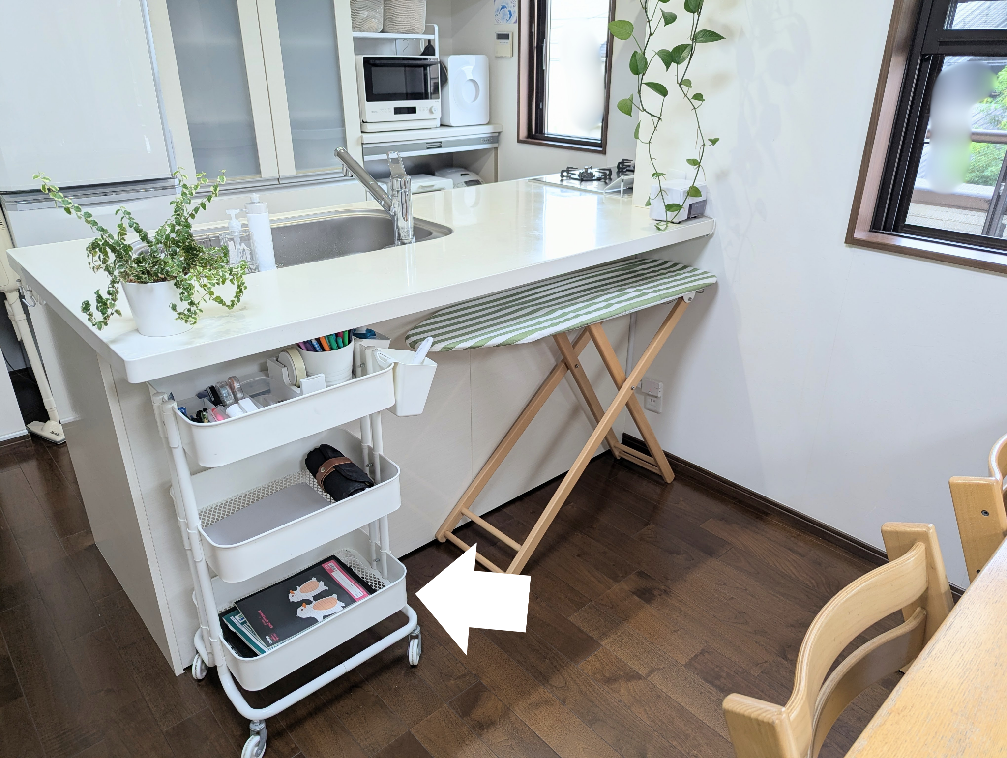 IKEAのワゴンに「やりかけのモノ」を入れた様子