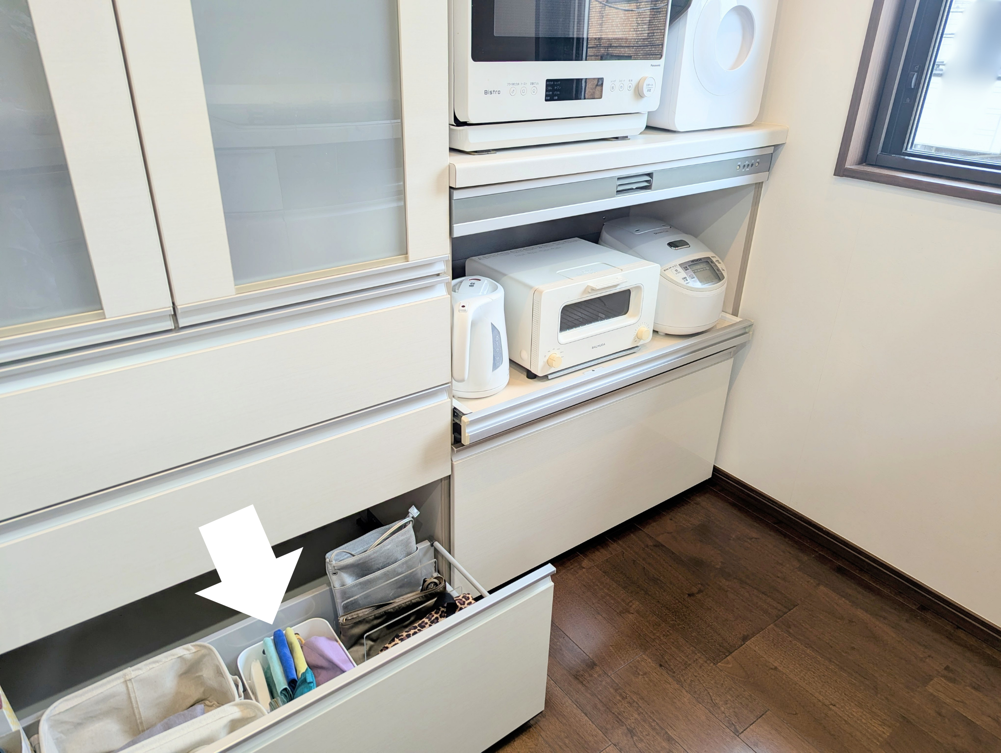 キッチンの引き出しにバッグとその中身を収納している様子