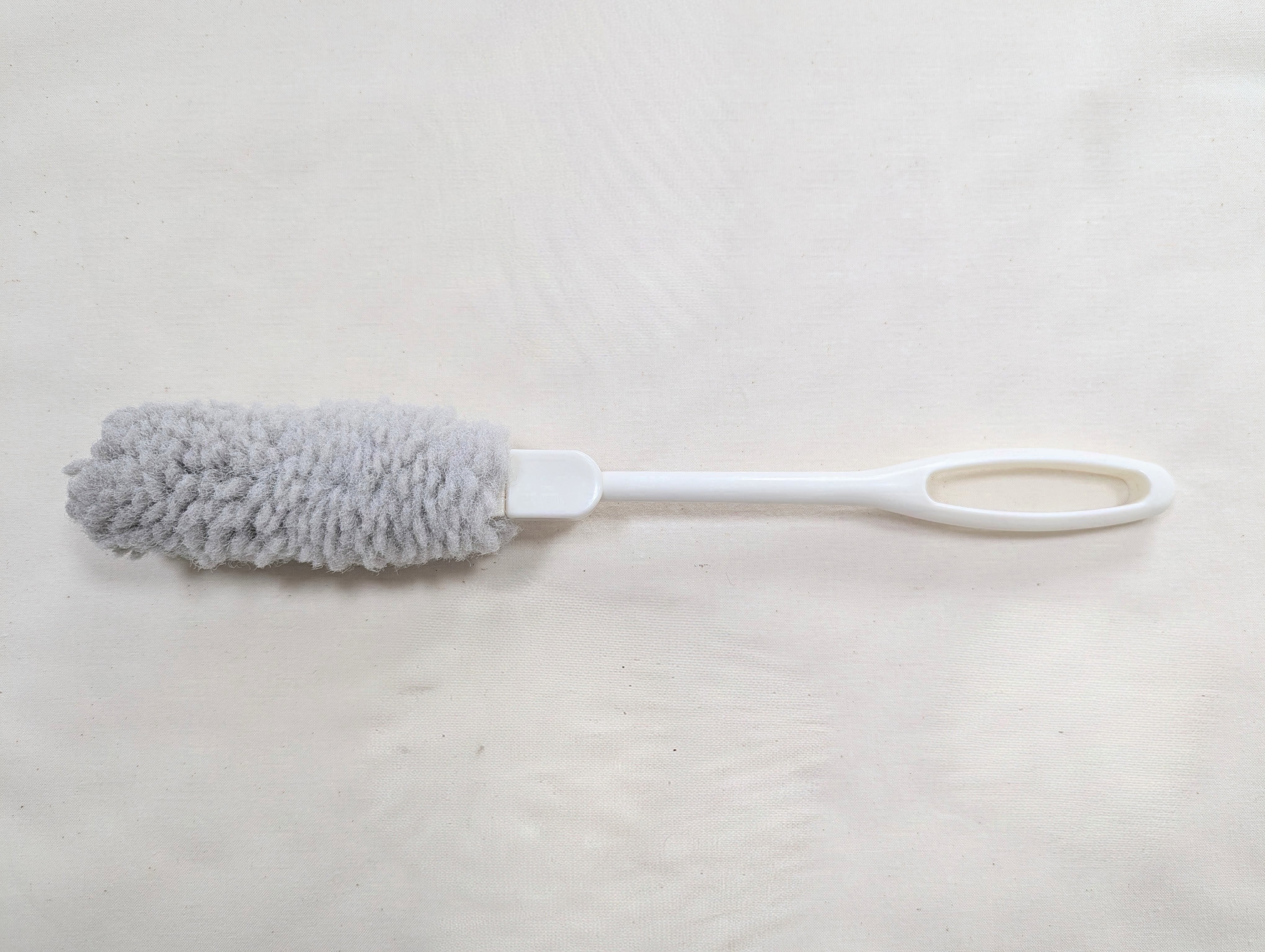 水筒を洗う柄が長いスポンジ