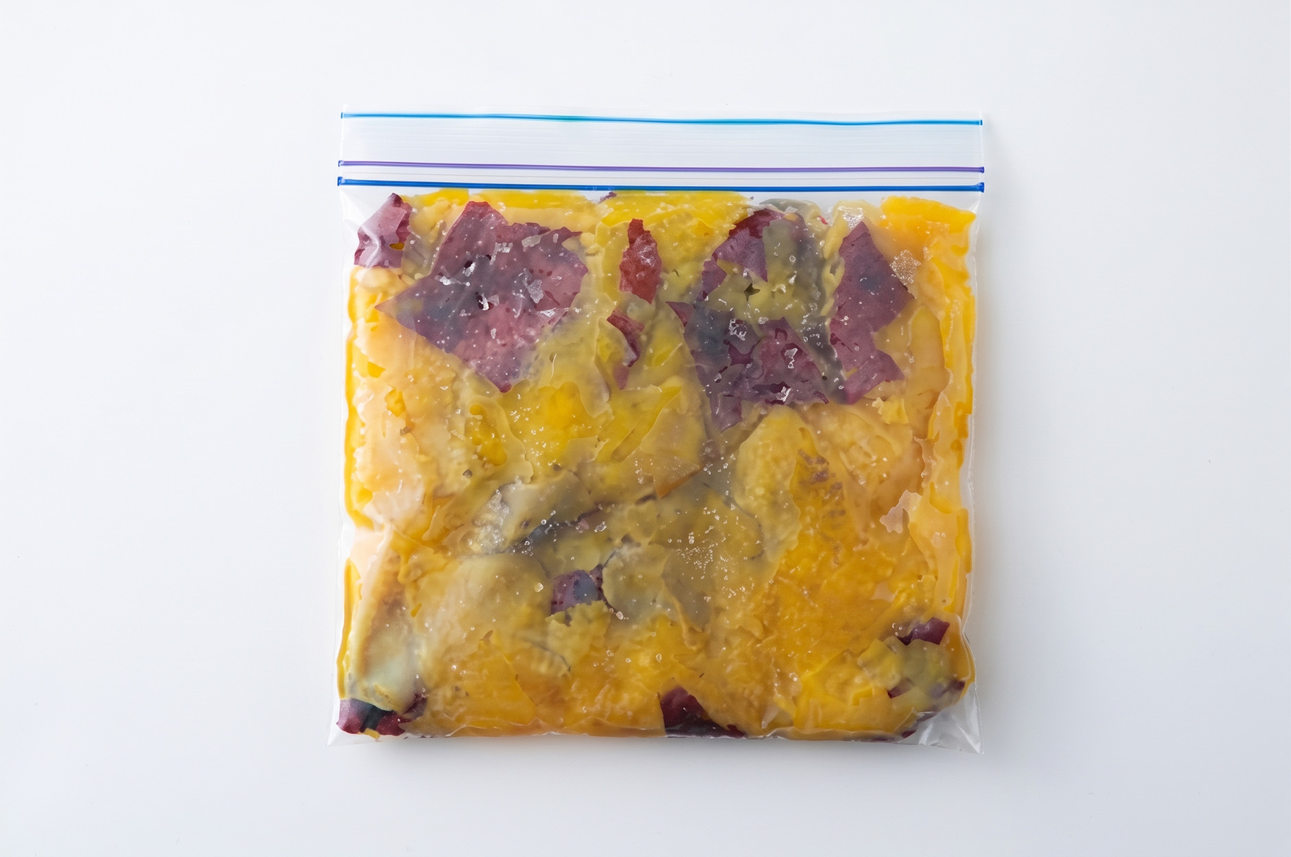 冷やし焼きいもをマッシュして保存袋に入れた画像