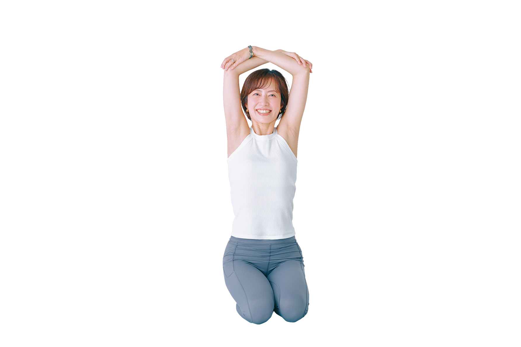 手でひじをつかみ、脇を持ち上げている様子