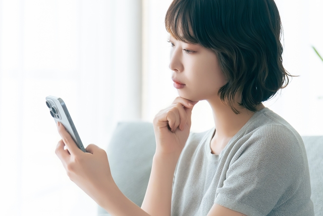 スマホを眺める女性