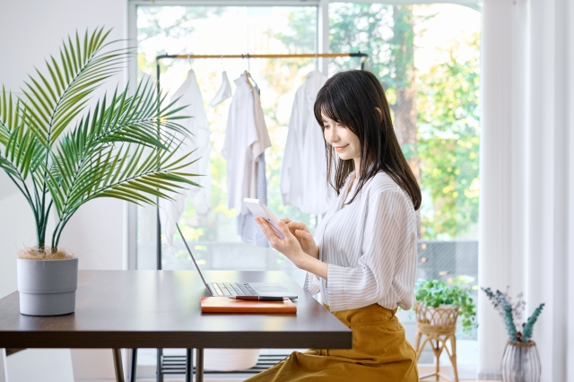 電卓を使う女性