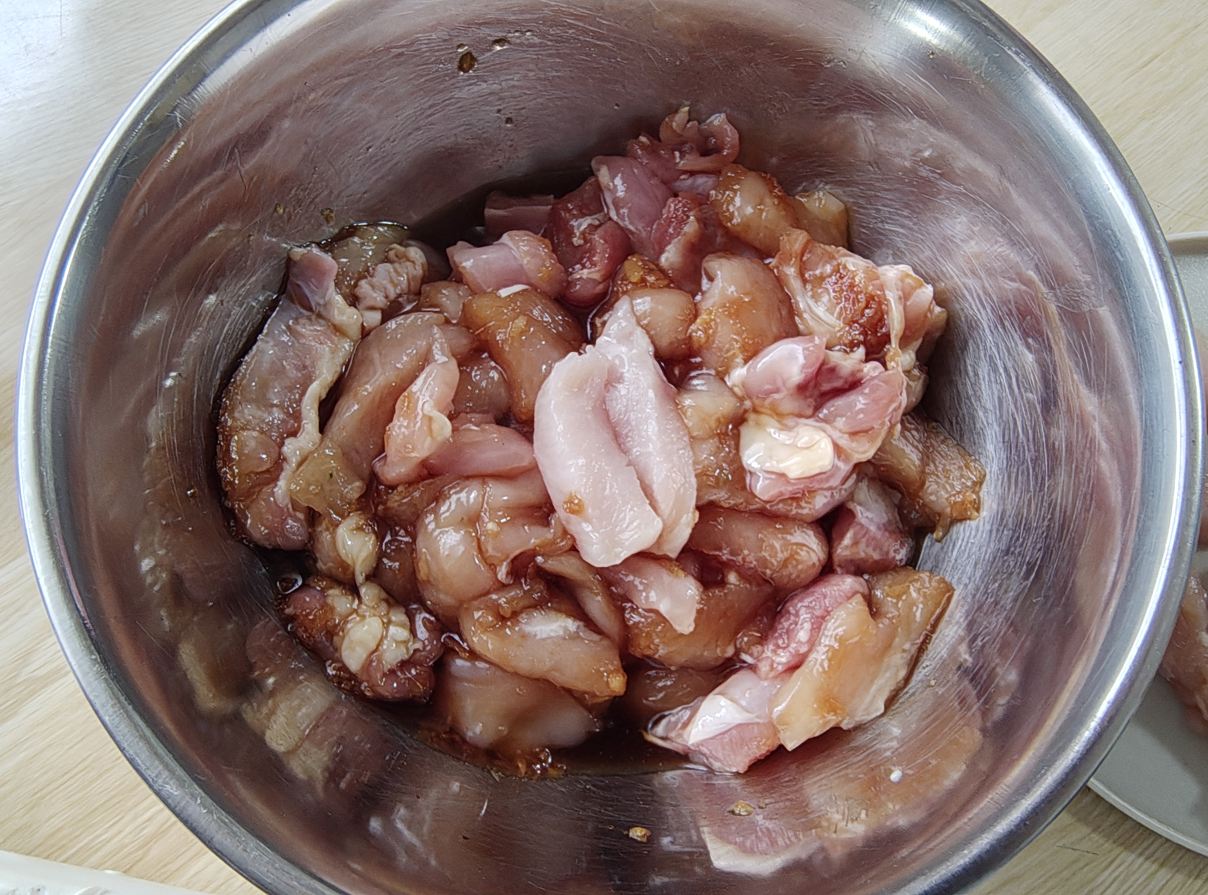 鶏肉にタレをなじませている様子