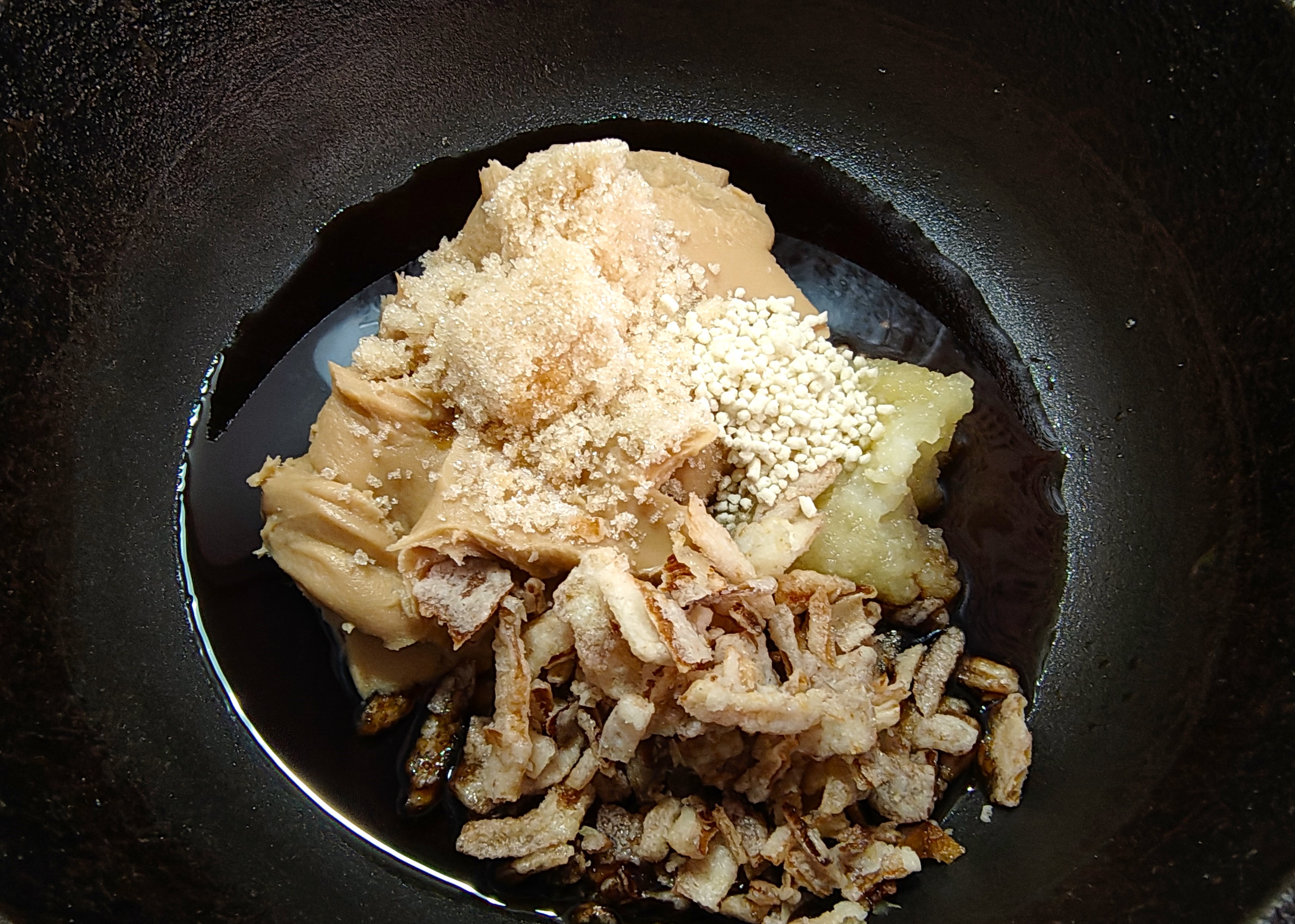 フライパンに入った調味料