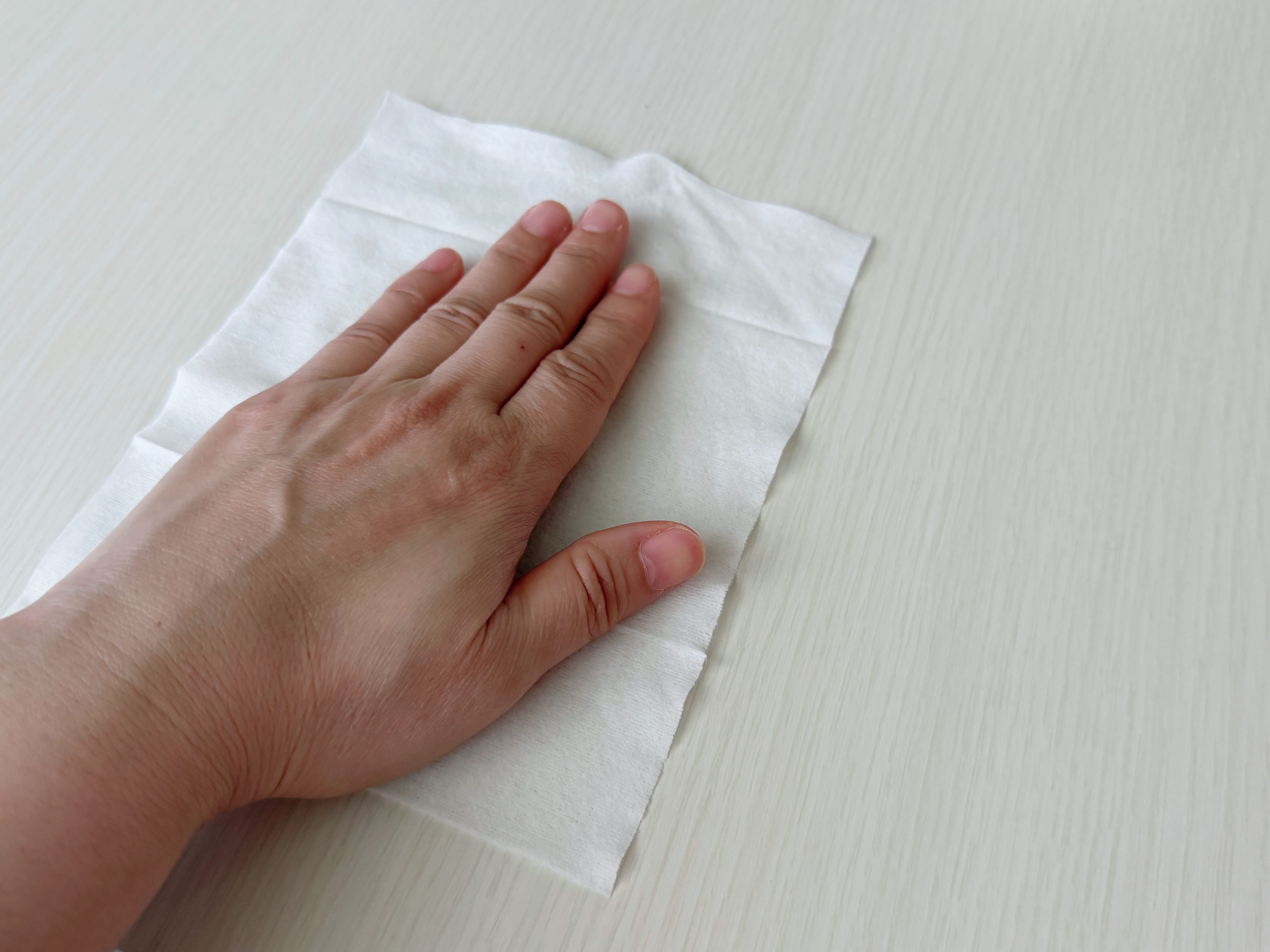「しっかり厚みのあるウェットティッシュ」で拭いている様子