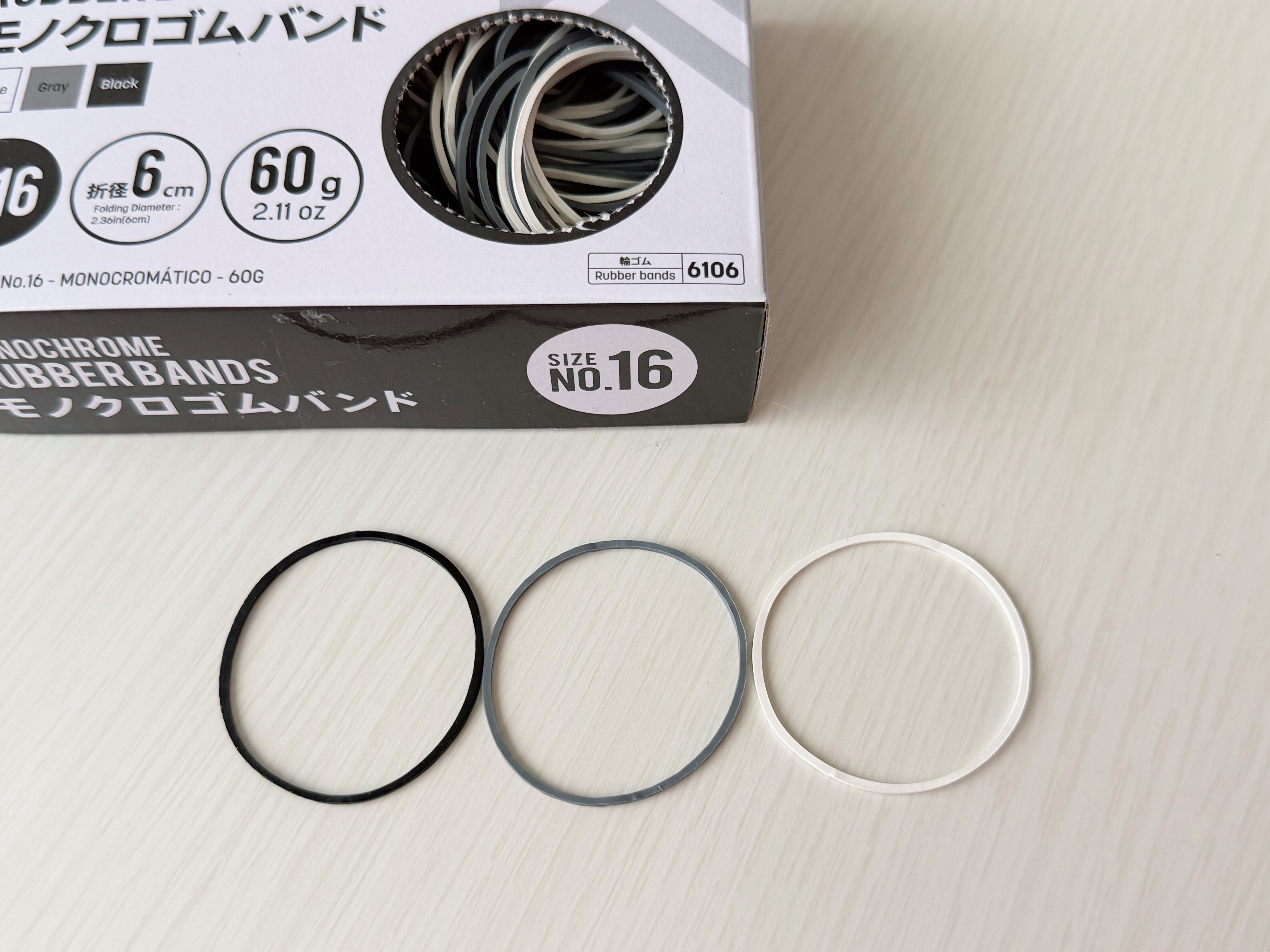 モノクロゴムバンドを1色ずつ出した様子