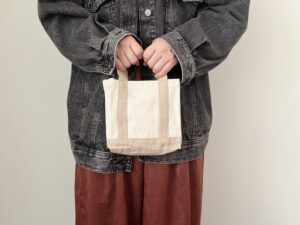 【ダイソー】220円でも買ってよかった！持ち歩きにも収納にも使える「ミニトートショルダーバッグ」