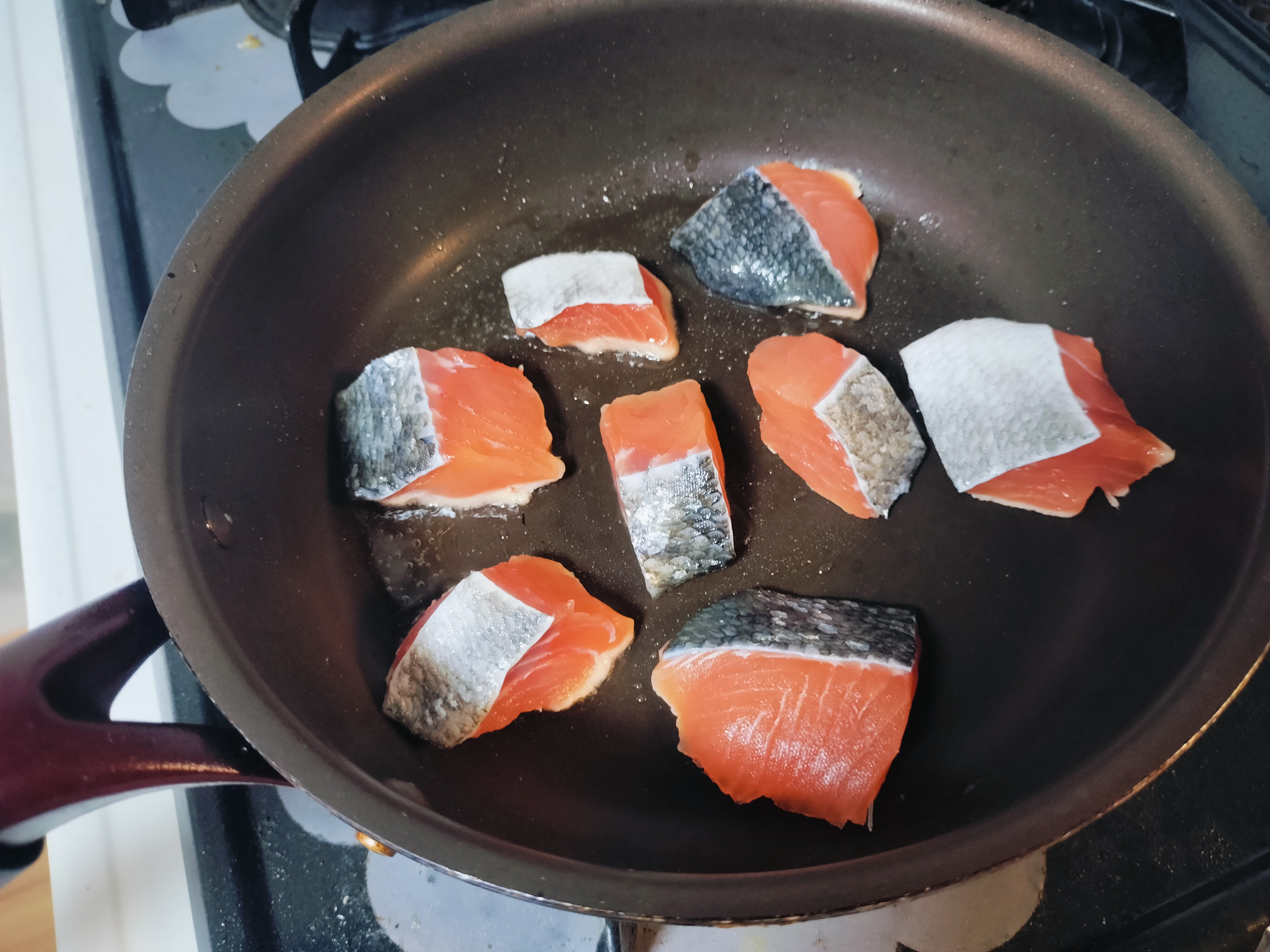 フライパンで秋鮭を焼く