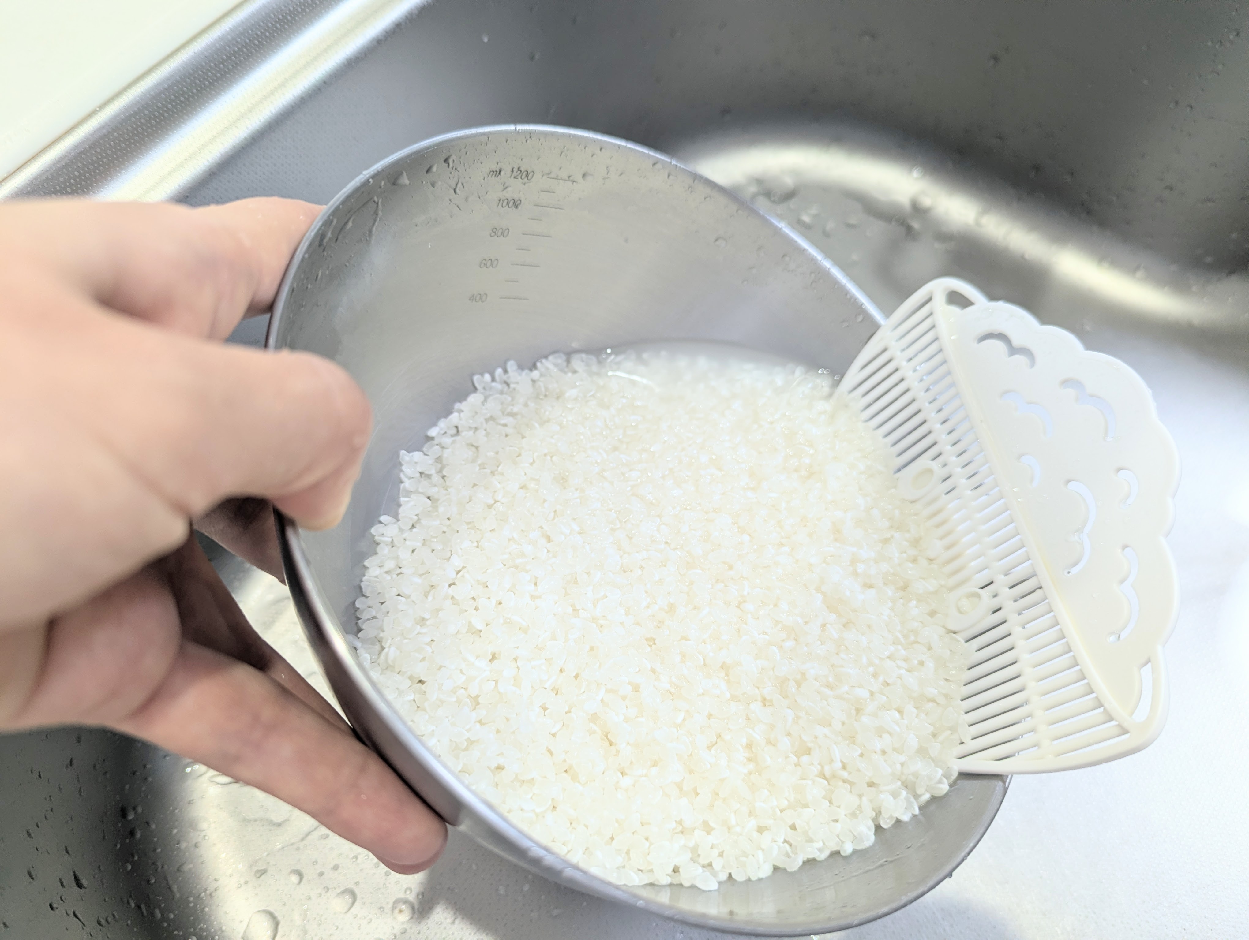 「米ピタ!クリップ」を使って米研ぎをしている様子