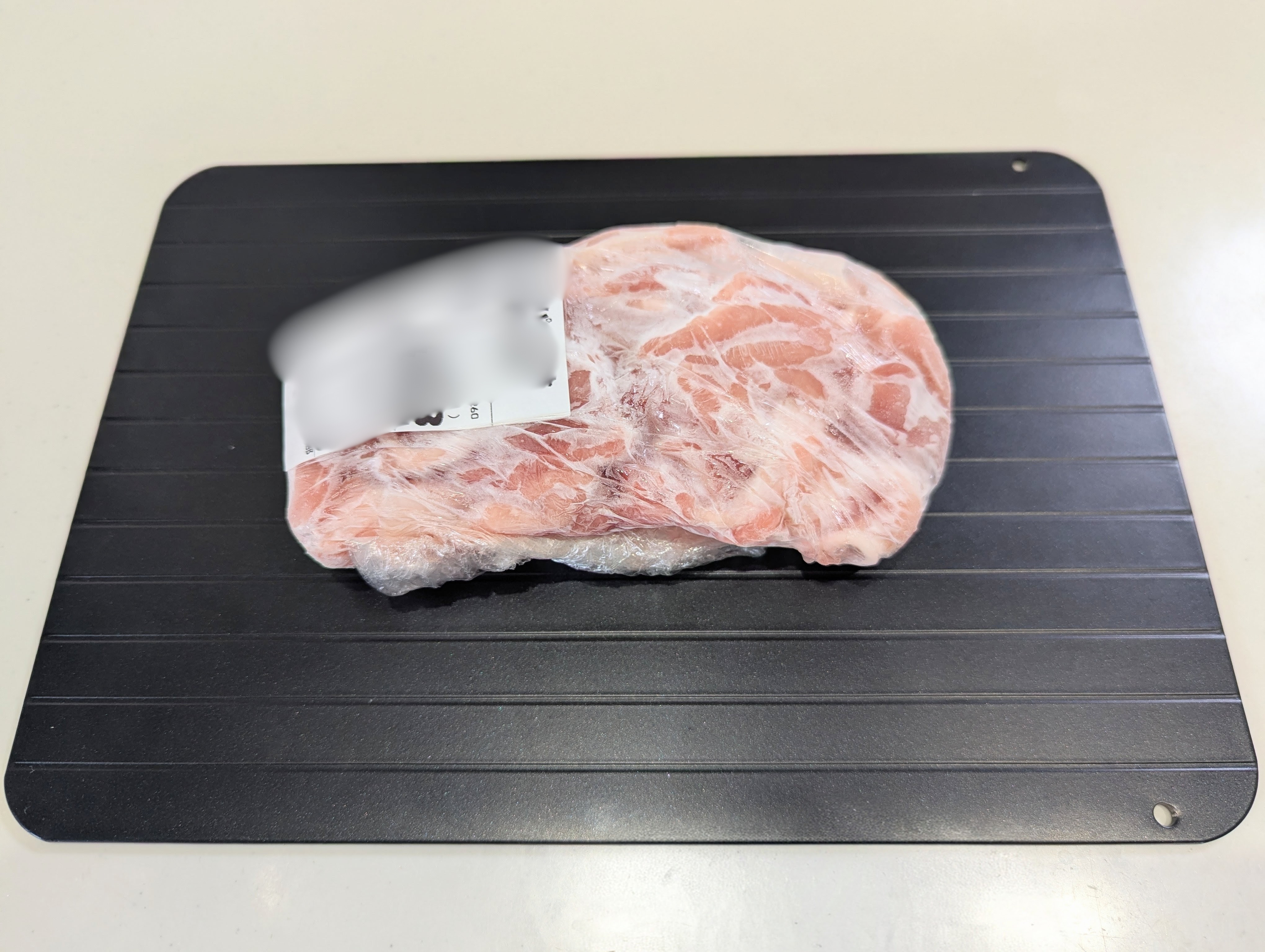 「解凍プレート」に冷凍肉を置いた様子