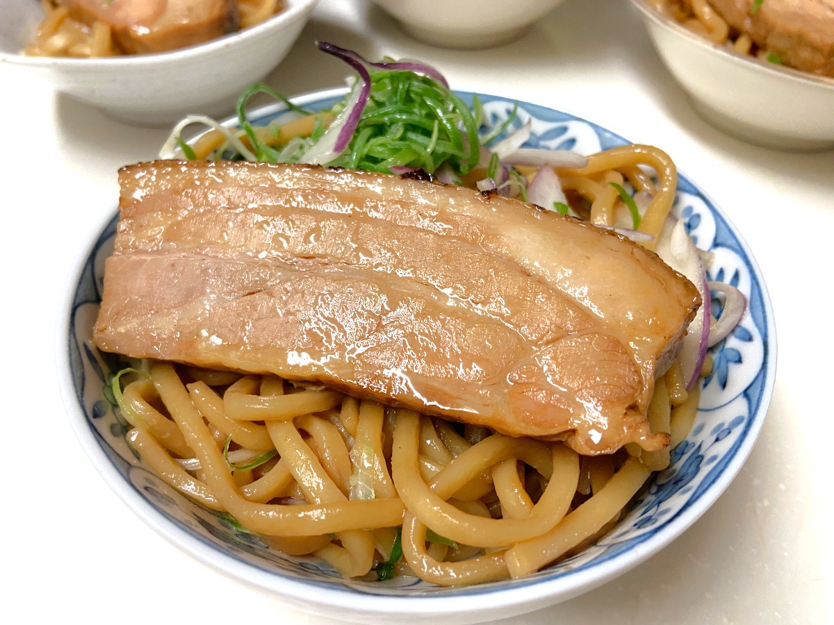 炙りラフテーそば中身