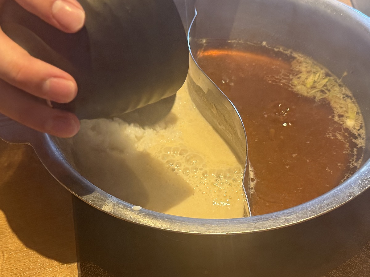 豆乳ポルチーニしゃぶしゃぶのだしにご飯を入れているところ