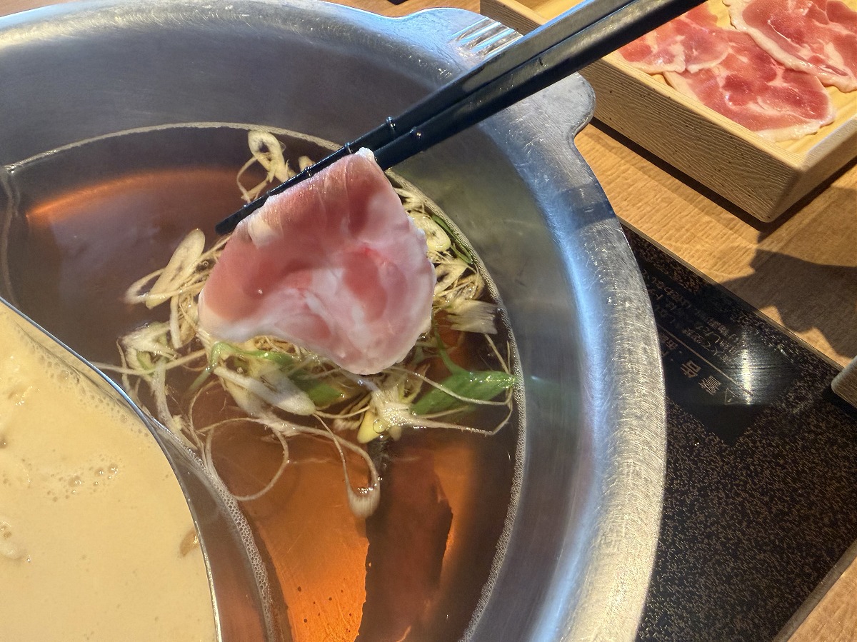 鴨肉でねぎを巻いているところ