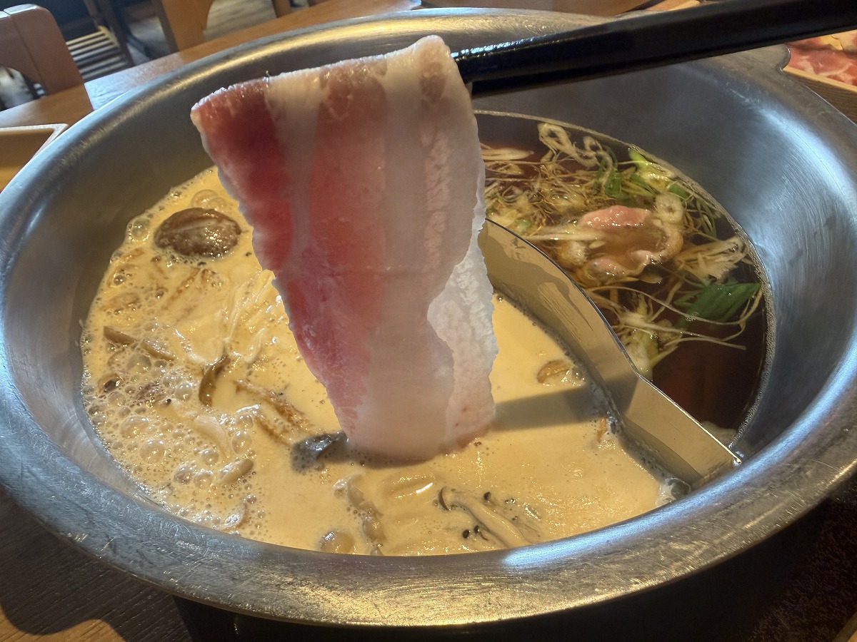 豚肉を「豆乳ポルチーニしゃぶしゃぶ」のだしに入れるところ