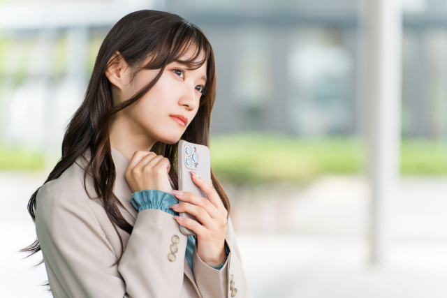 悩む女性