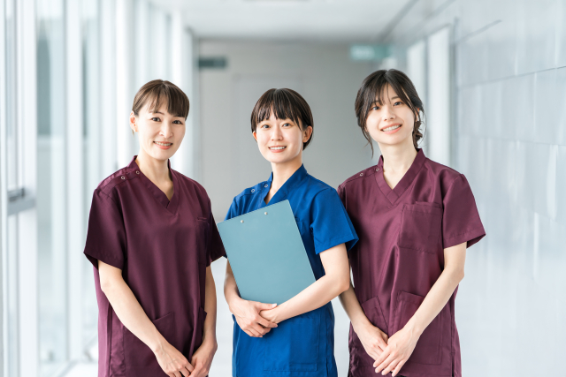 女性の医療関係者3名