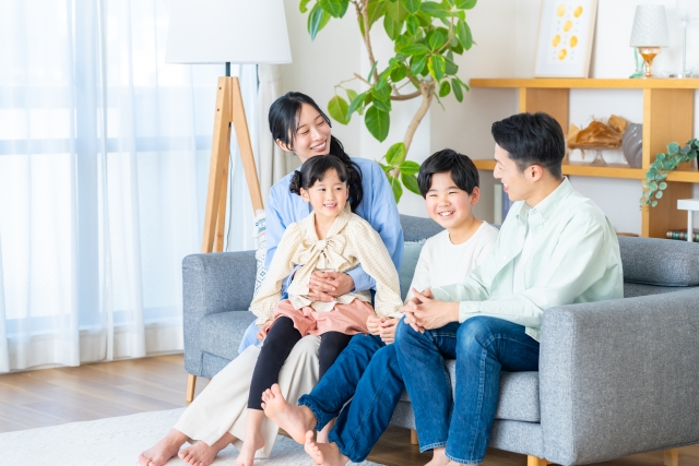 リビングで団欒する4人家族