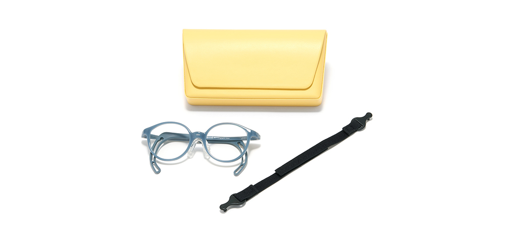 「Little Kids Glasses」はケース、メガネ拭き、落ちにくいメガネバンドがセットに