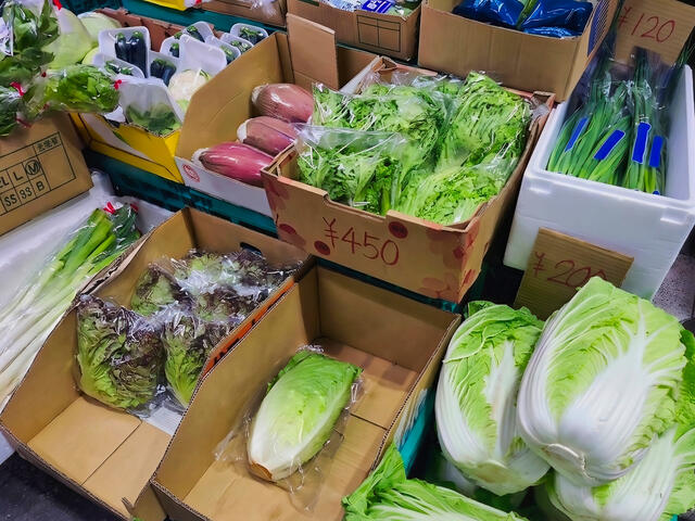 スーパーで買い物をする