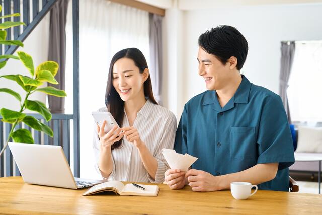 夫婦で家計を話し合う