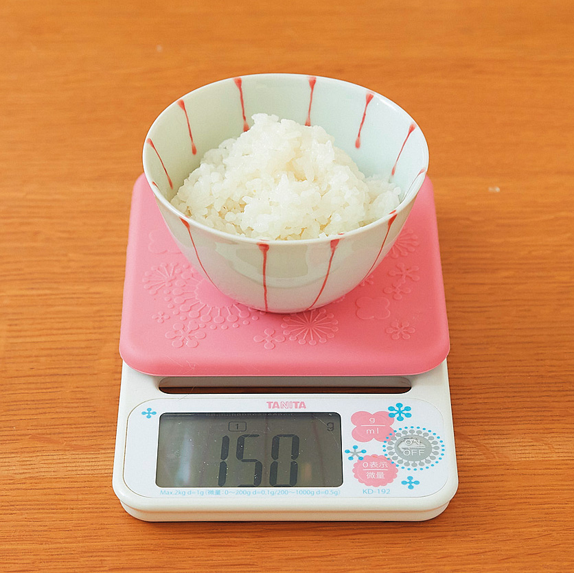 白米をキッチンスケールで量っている様子