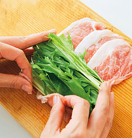 豚肉3枚を広げ、たっぷりの水菜をぎゅっと、きつく巻く