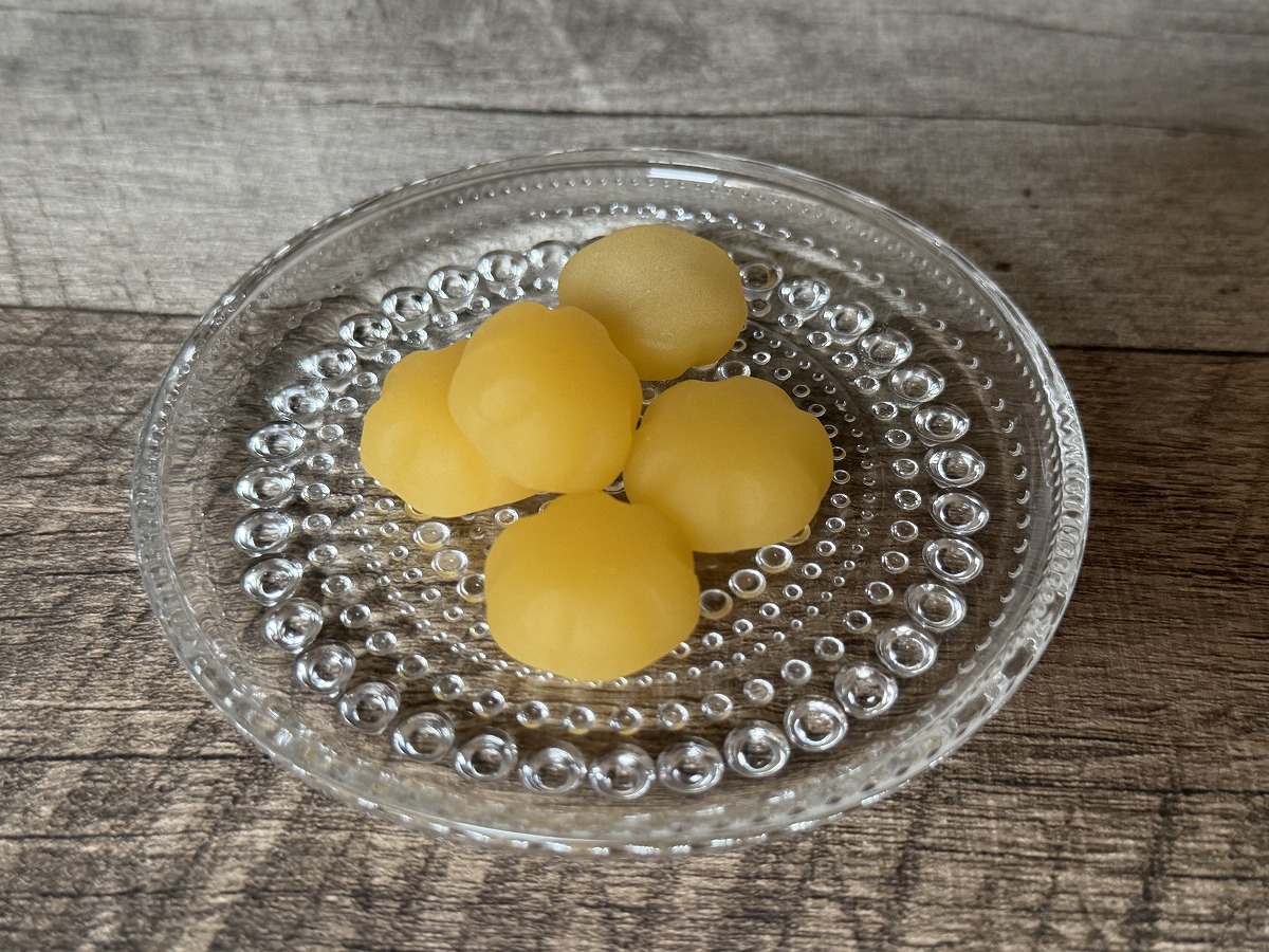 「朝グミ」バナナ味をお皿に盛り付けた様子