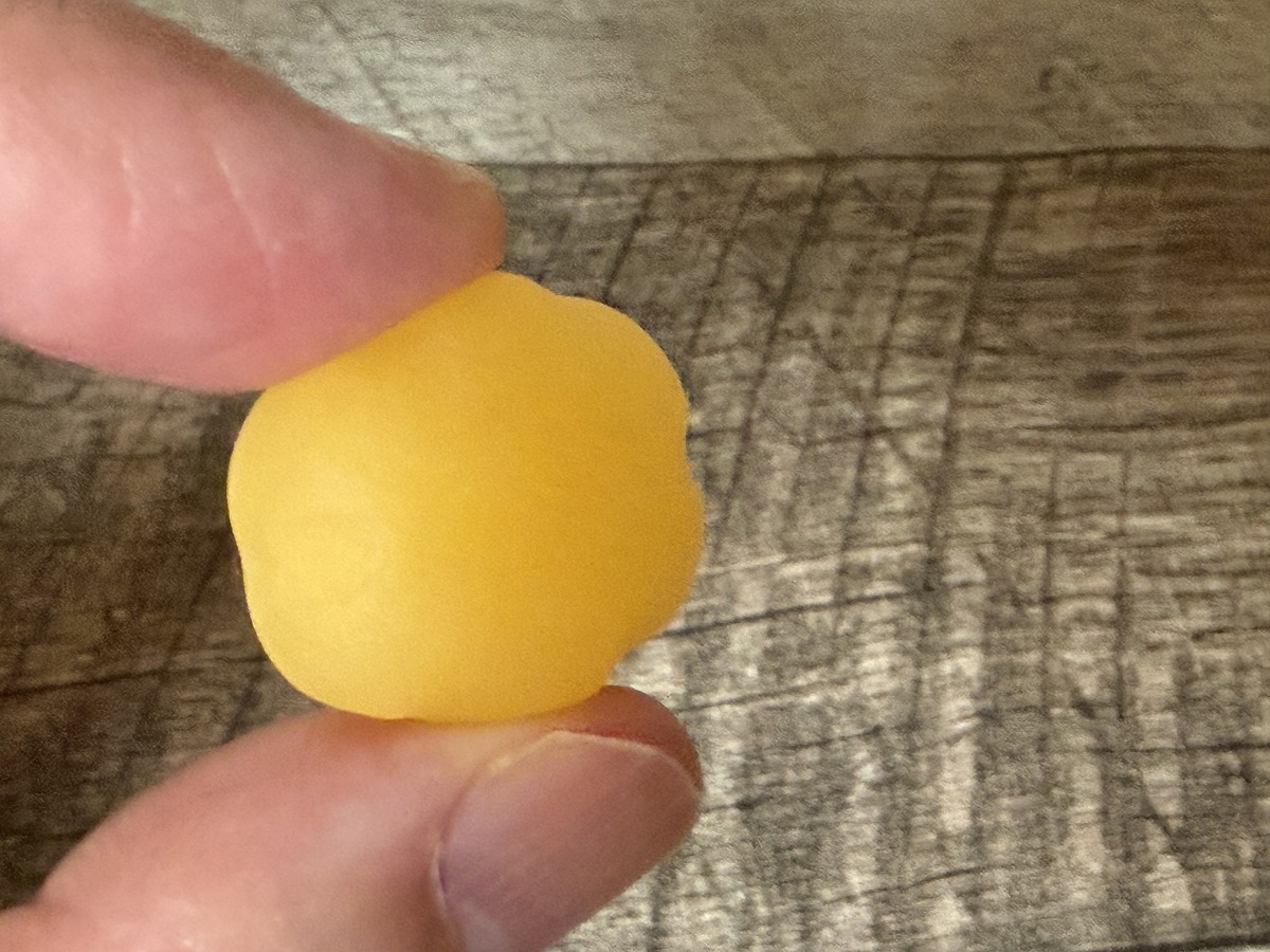 「朝グミ」バナナ味を持ったところ