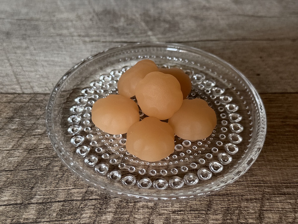 「朝グミ」いちご味をお皿に盛り付けた様子