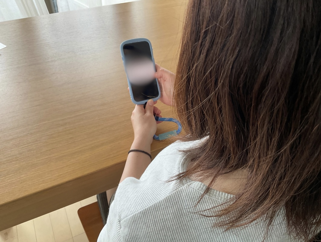 スマホでレシピを検索している女性