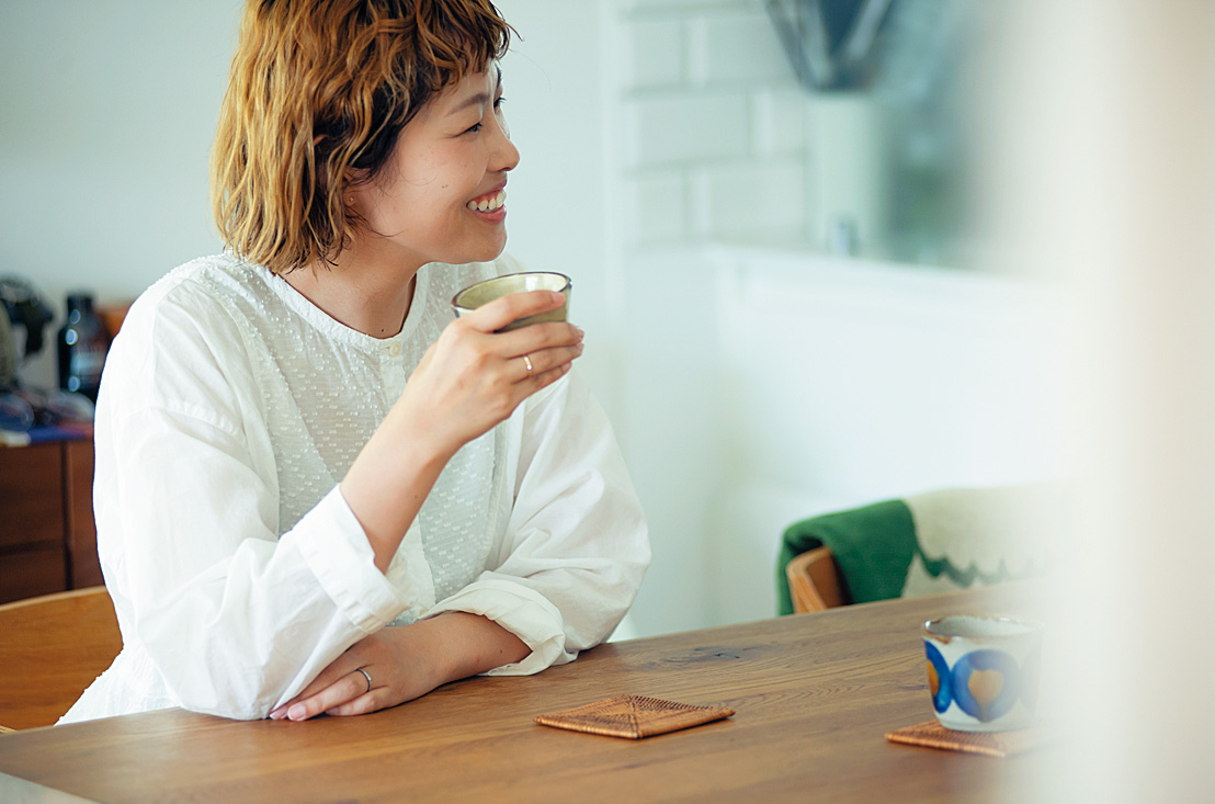 ダイニングで会話しているeriさん