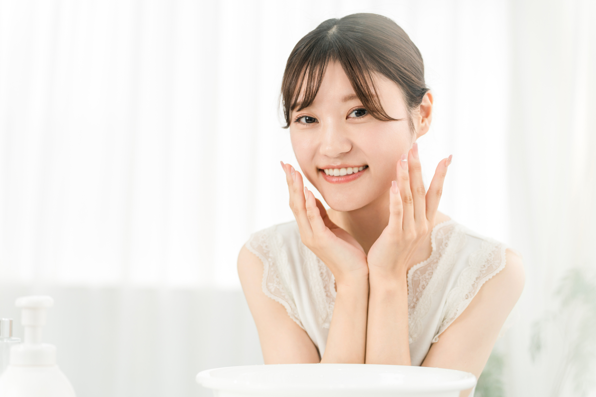洗顔後に肌チェックをする女性