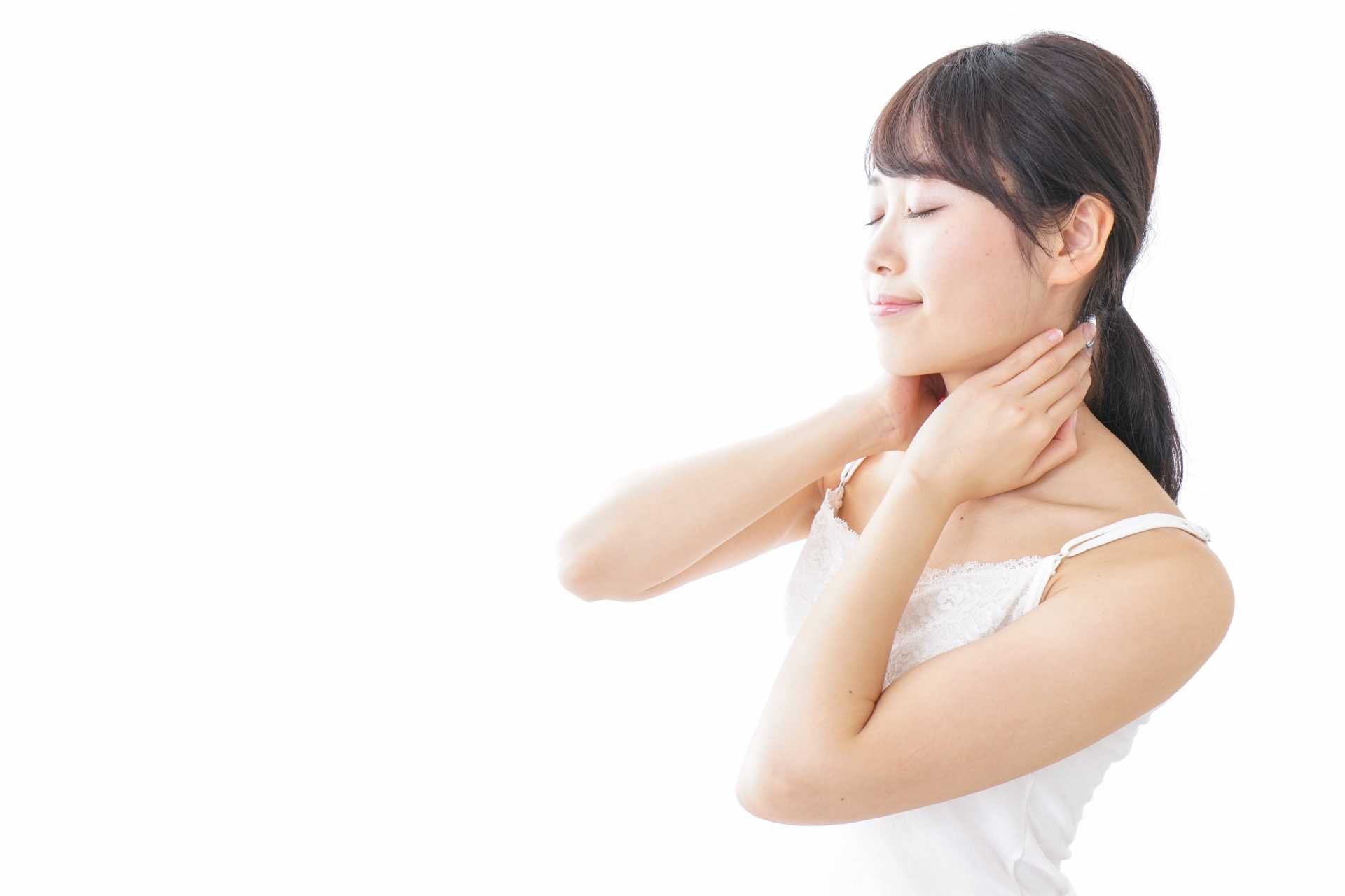 お風呂上りにスキンケアをする女性