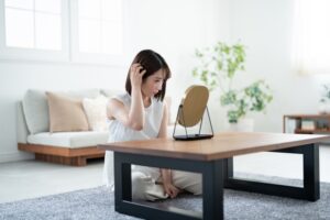 なぜ秋に抜け毛が増える？40代女性が今すぐ見直したい3つの原因と簡単ヘアケア