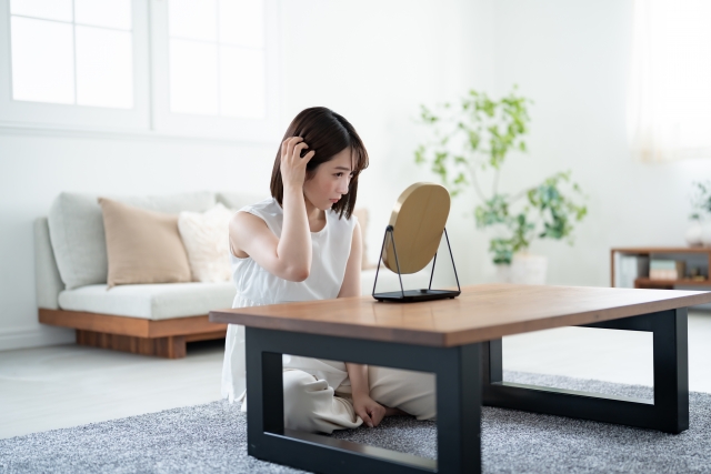 なぜ秋に抜け毛が増える？40代女性が今すぐ見直したい3つの原因と簡単ヘアケア