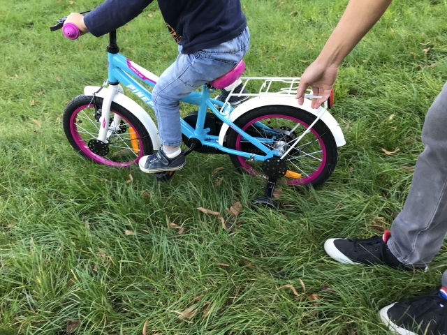 自転車を練習する親子