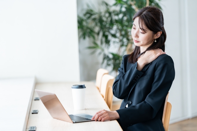 秋の首・肩のガチガチは冷えのせい？40代以降の女性が今すぐ見直したい3つのセルフケア