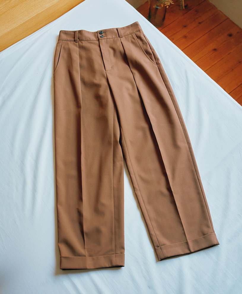 ブラウンのタックテーパードパンツ（￥2,990）