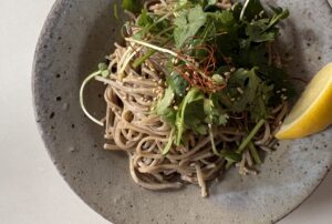 乾麺の蕎麦が激変！  プロの手打蕎麦職人が教えるアレンジレシピ「エスニック風まぜ蕎麦」
