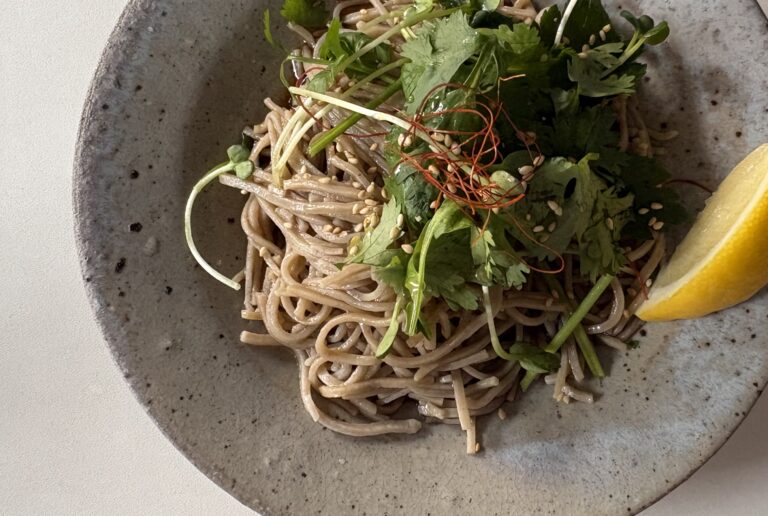 乾麺の蕎麦が激変！  プロの手打蕎麦職人が教えるアレンジレシピ「エスニック風まぜ蕎麦」