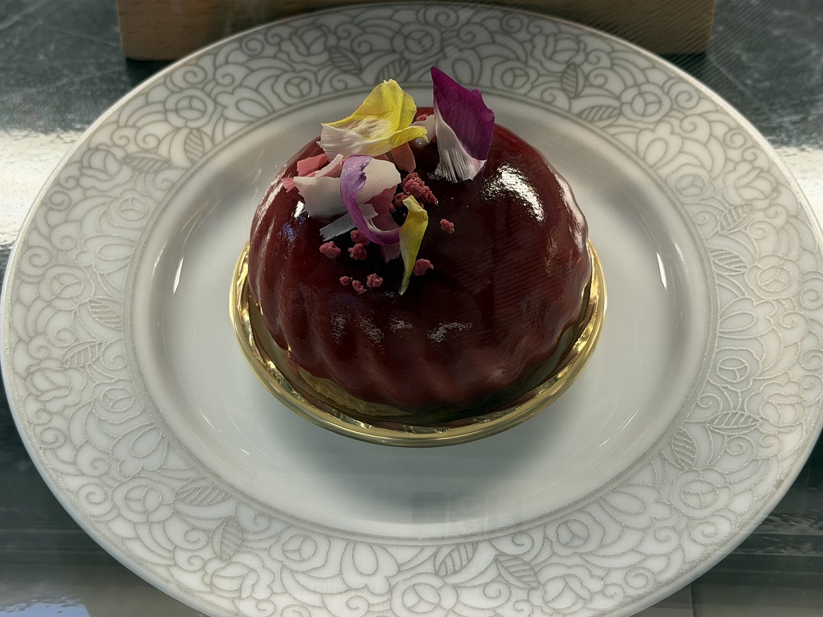 「café TEIEN」で提供するローブ・フルーリ「花咲くドレス」ホワイトショコラとベリーのムース
