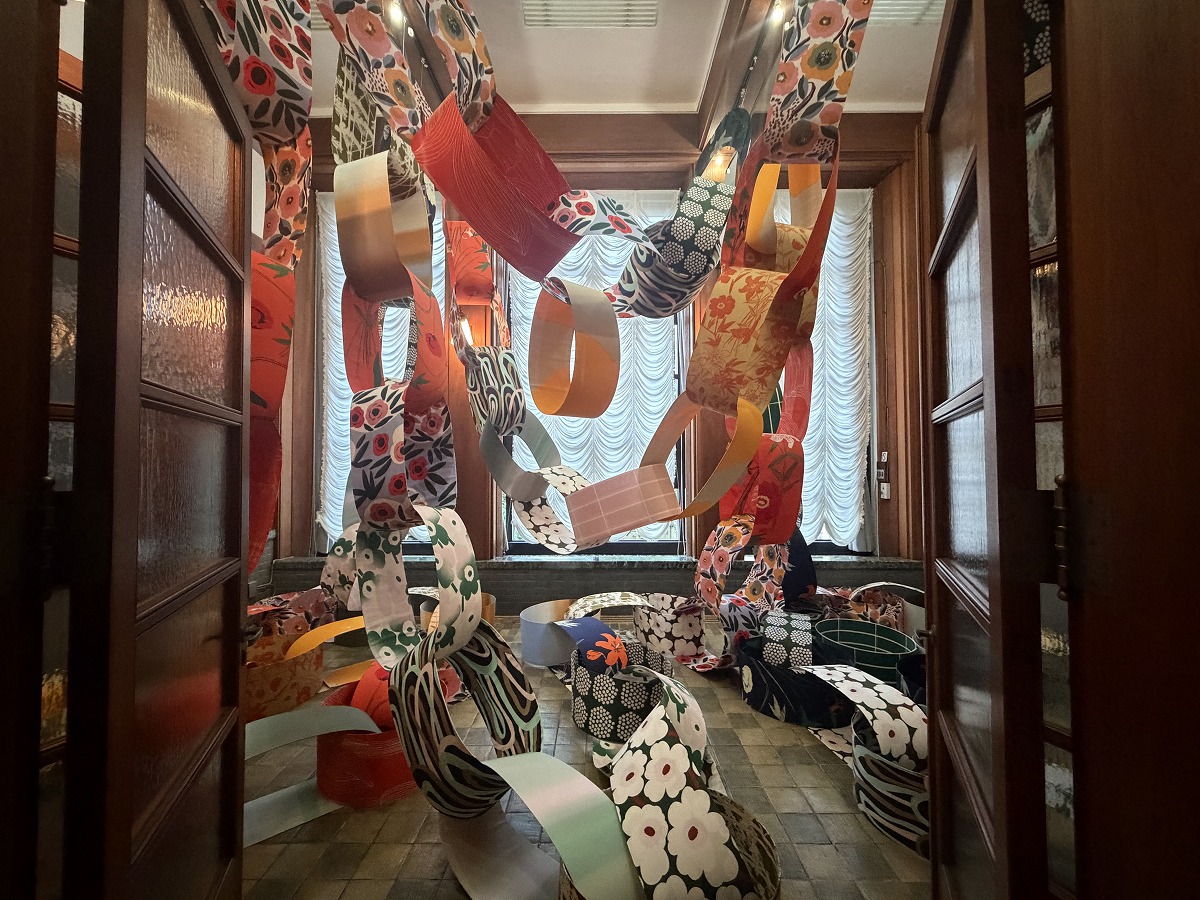 デザイナー皆川 明《Marimekko’s Timeless World》の展示風景